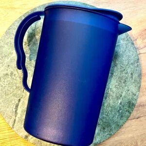 Tupperware Colbalt Blue 2.1 L / 8 3/4 cup pitcher